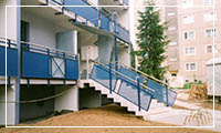 Balkon und Geländer für eine Wohnanlage