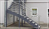 Metallgeländer und Treppe
