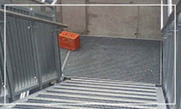 Metallgeländer und Treppe