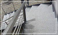 Metallgeländer und Treppe